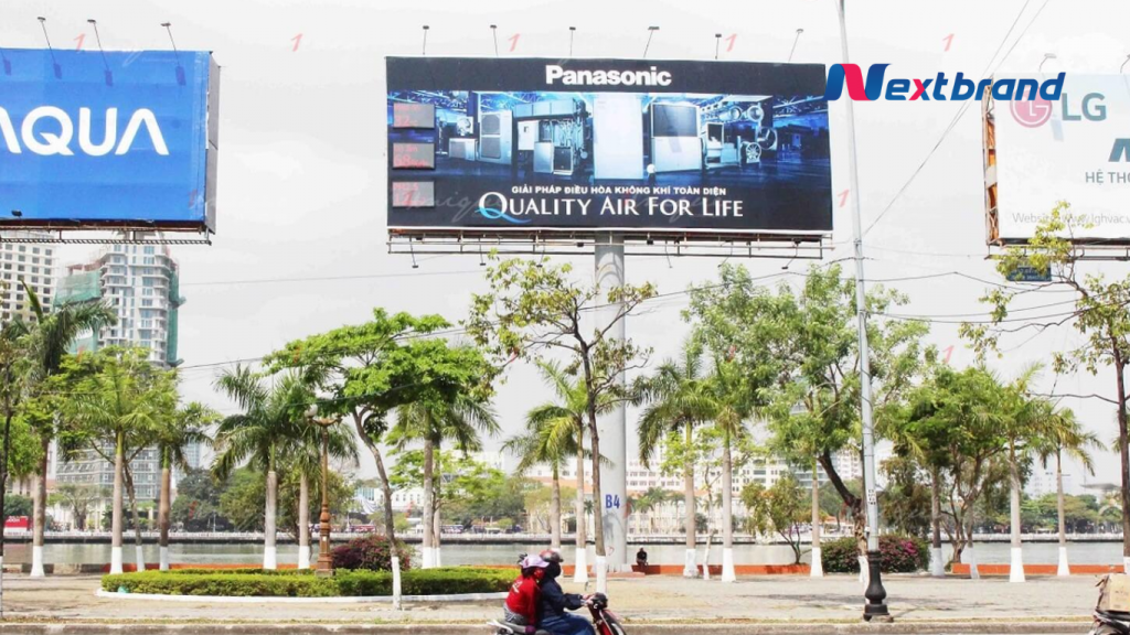 Biển quảng cáo Billboard được đặt trên đường tới sân bay