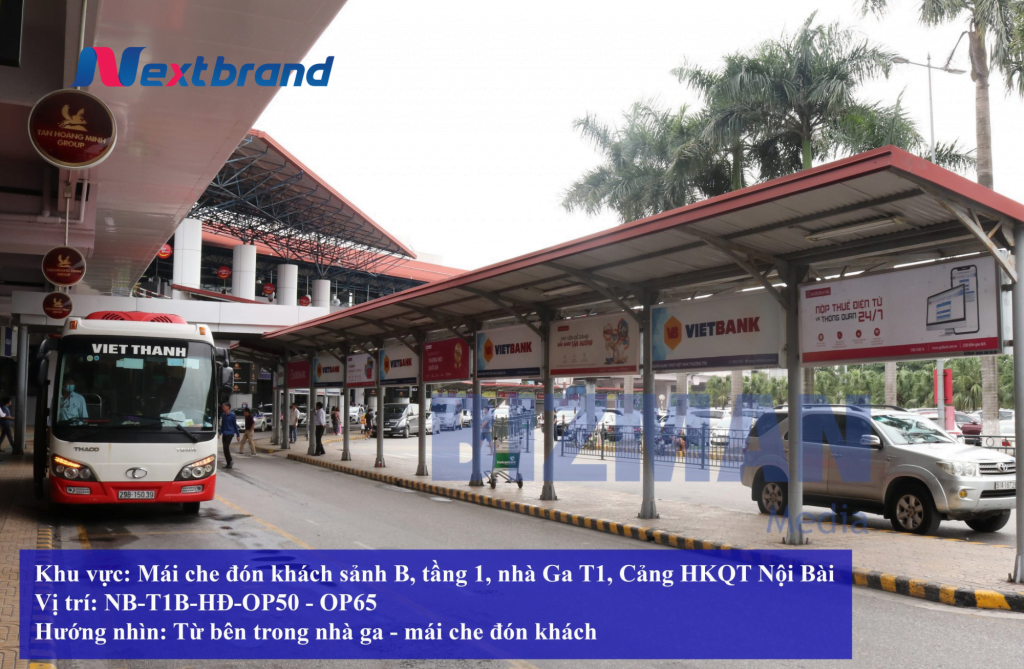 Biển hộp đèn quảng cáo ở nhà chờ xe bus tại sân bay Nội Bài