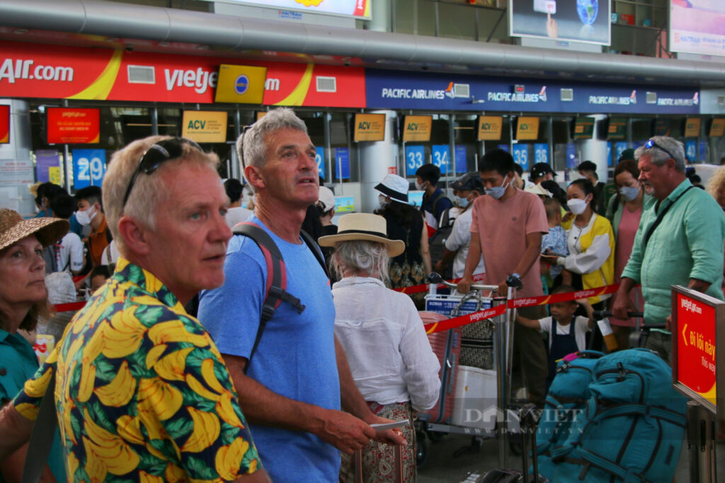 Lượng lớn du khách du lịch quốc tế có mặt tại ga đi Sân bay Đà Nẵng (Ảnh: st)