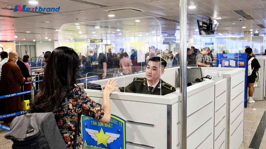 Sân bay Tân Sơn Nhất kiểm soát giấy tờ của hành khách