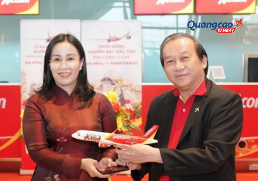 Lãnh đạo TP Đà Nẵng chúc mừng Vietjet và phi hành đoàn trên chuyến bay khai trương.