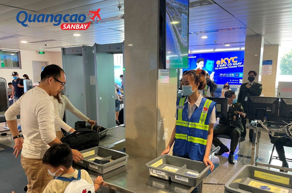 Quảng cáo màn hình LED sân bay Tân Sơn Nhất khu vực sảnh an ninh soi chiếu