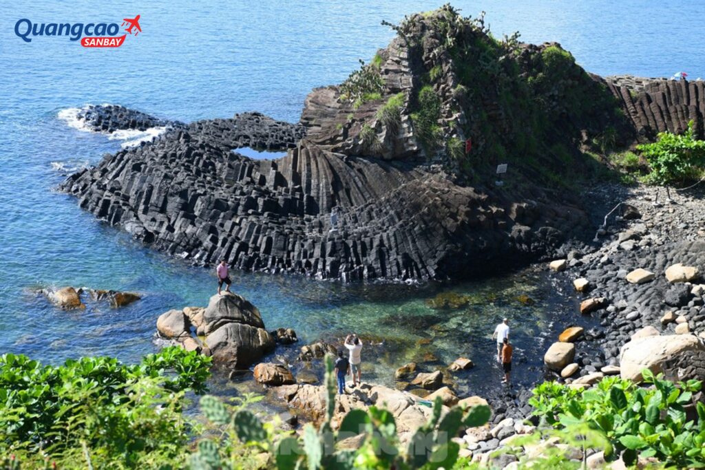 Sân bay Tuy Hòa cách Gành Đá Đĩa 35km