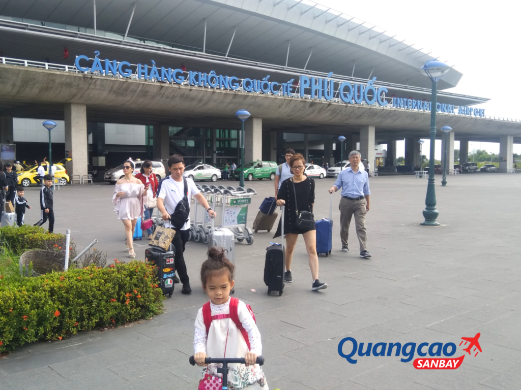 Quảng cáo xe đẩy hành lý ở sân bay Phú Quốc