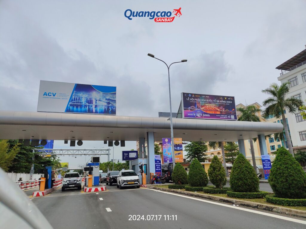 Pano quảng cáo được lắp đặt tại vị trí đông người qua lại ở trạm thu phí sân bay