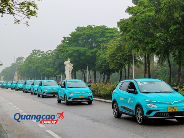 Xe taxi một trong những phương tiện di chuyển thuận lợi tại sân bay Cam Ranh