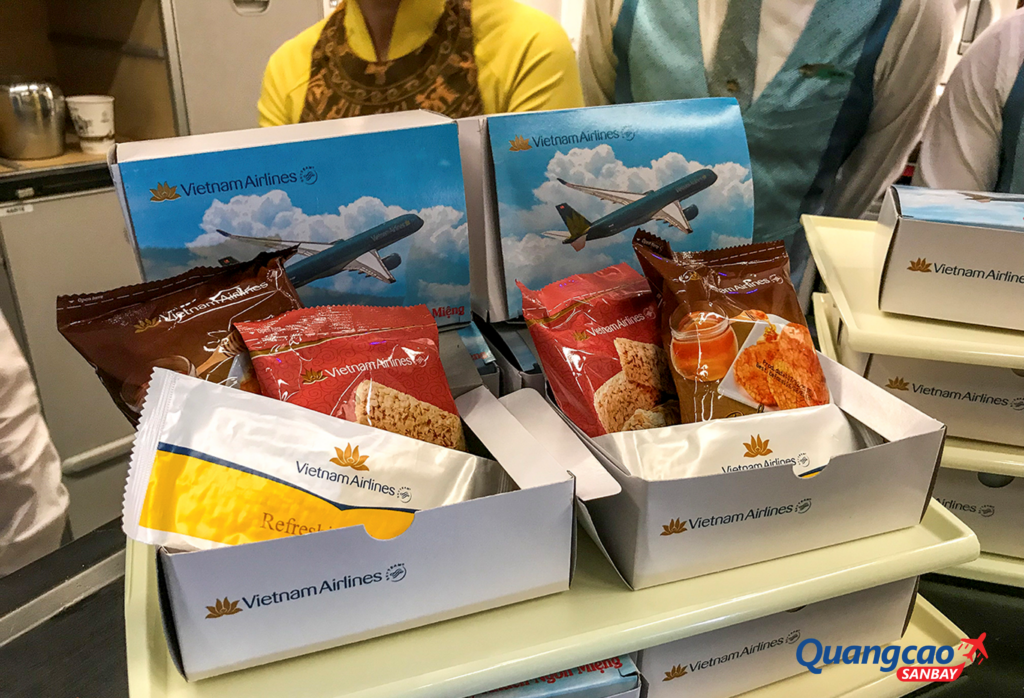 Vietnam Airlines cung cấp suất ăn vặt và giấy ăn miễn phí trên chuyến bay