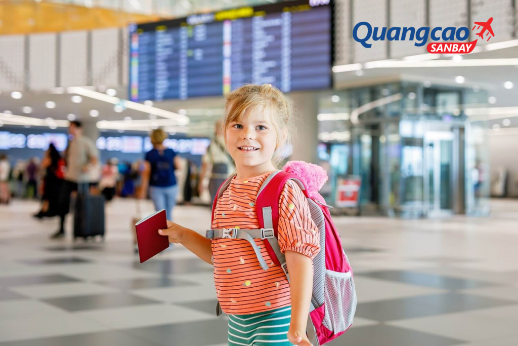 Nhân viên hàng không sẽ bàn giao trẻ cho người thân hoặc người giám hộ đã đăng ký trước nếu trẻ đi 1 mình
