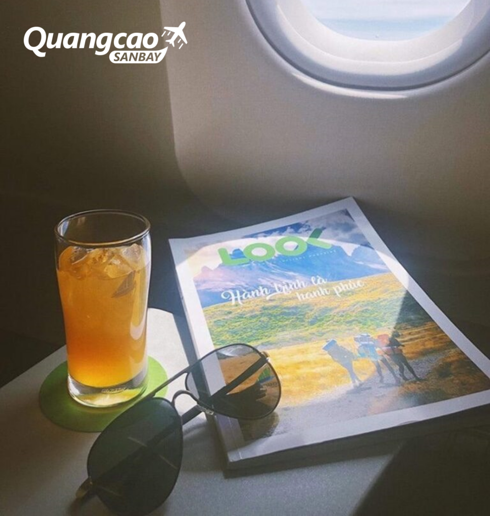 Hành khách thư giãn với tạp chí Look trên máy bay Bamboo Airways