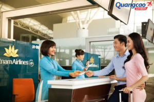 Yêu cầu nhân viên tại quầy check-in hỗ trợ đổi ghế tại sân bay