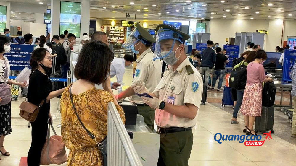Nhân viên hàng không hướng dẫn làm thủ tục đi máy bay bằng bằng lái xe.