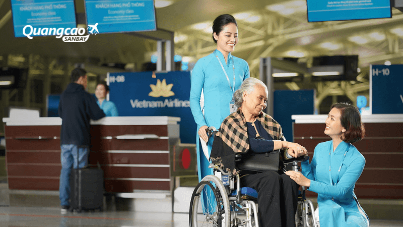 Người cao tuổi được hỗ trợ ưu tiên lên/xuống máy bay