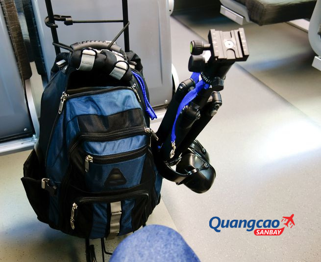 Lưu ý đóng gói tripod gọn gàng khi mang lên máy bay