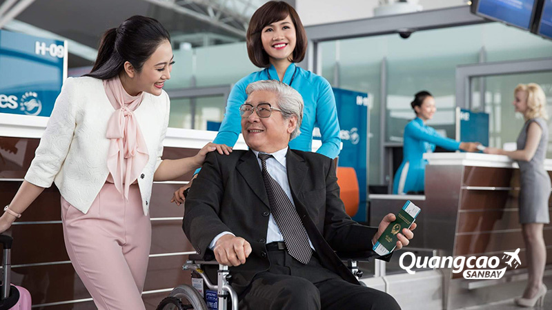 Người trên 80 tuổi cần mang theo một số loại giấy tờ tùy thân hợp lệ để làm thủ tục