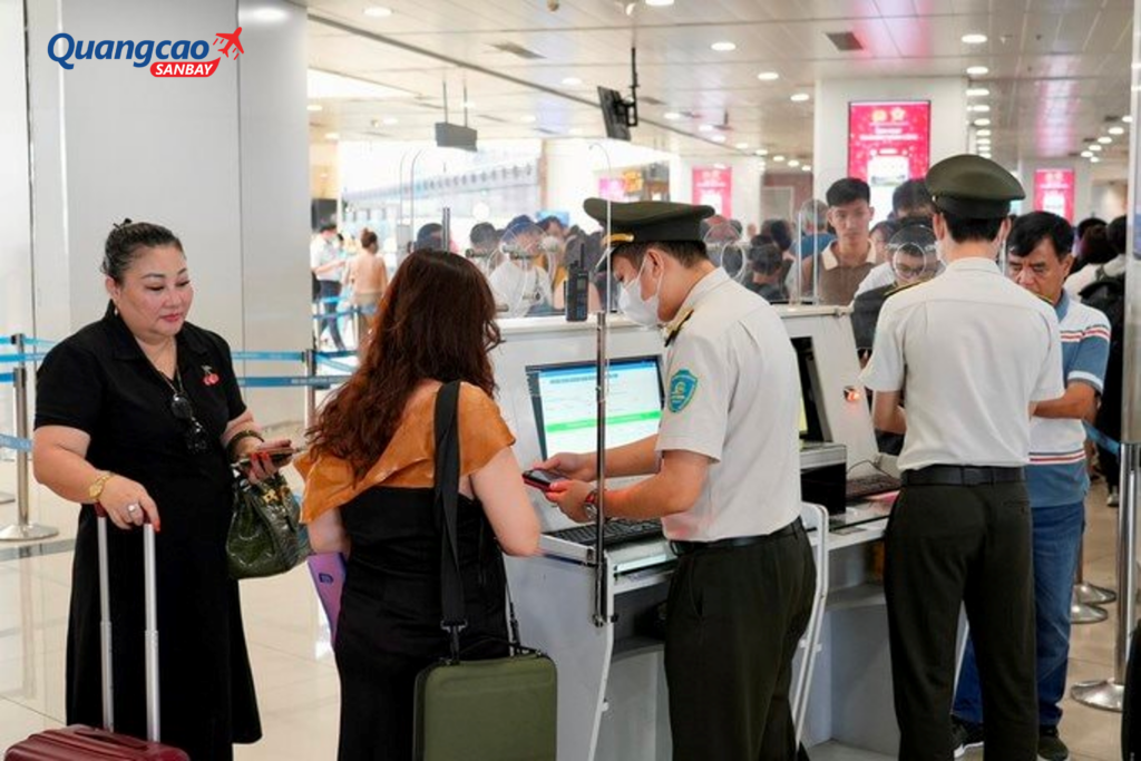 Xuất trình mã QR hoặc thông tin định danh trên ứng dụng VNeID tại khu vực an ninh soi chiếu