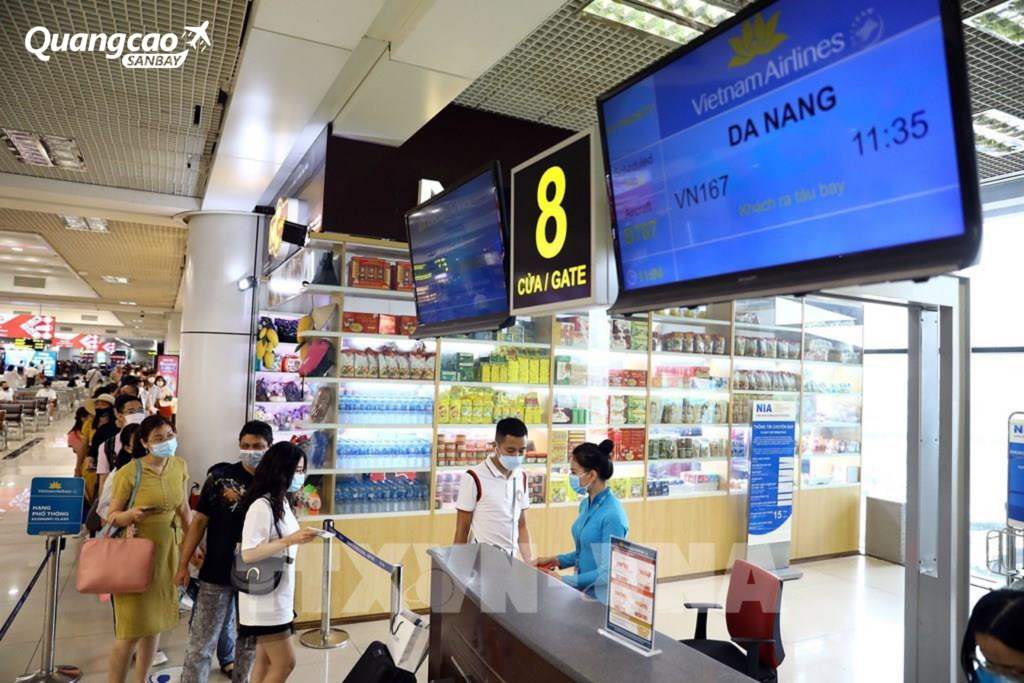 Dùng VNeID tại khu vực cửa lên máy bay