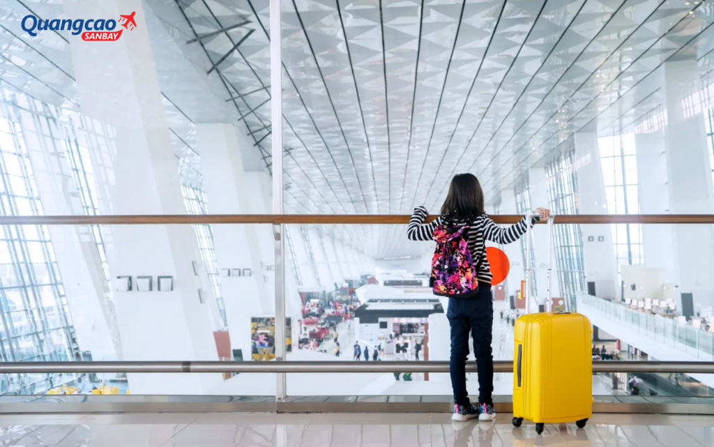 Hành lý nên được ghi tên, số điện thoại và địa chỉ của trẻ khi đi máy bay 1 mình