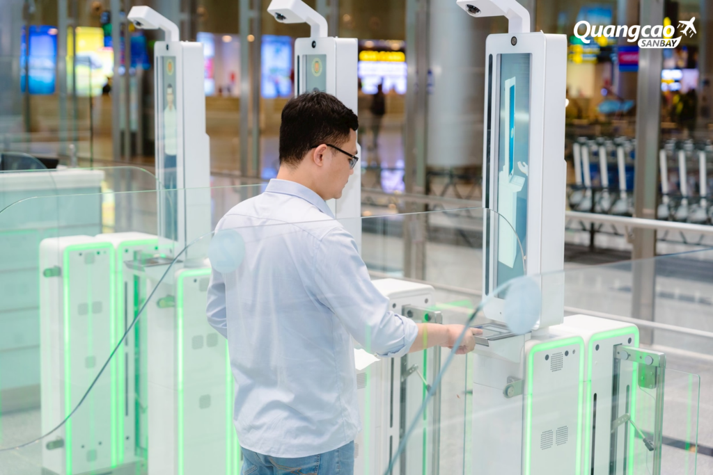 Di chuyển ra tàu bay nhanh chóng với lối đi riêng với VNeID bằng cách xác thực sinh trắc học