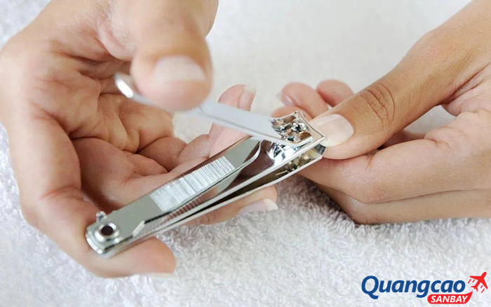 Giải đáp chi tiết: Bấm móng tay có được mang lên máy bay không?