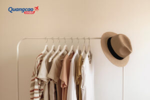 Móc quần áo có được mang lên máy bay không?