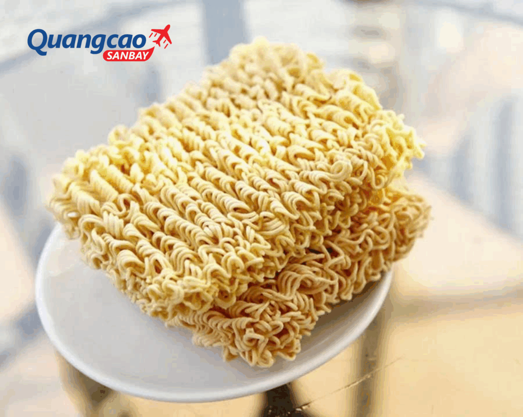 Giải đáp: Mì tôm có được mang lên máy bay không?