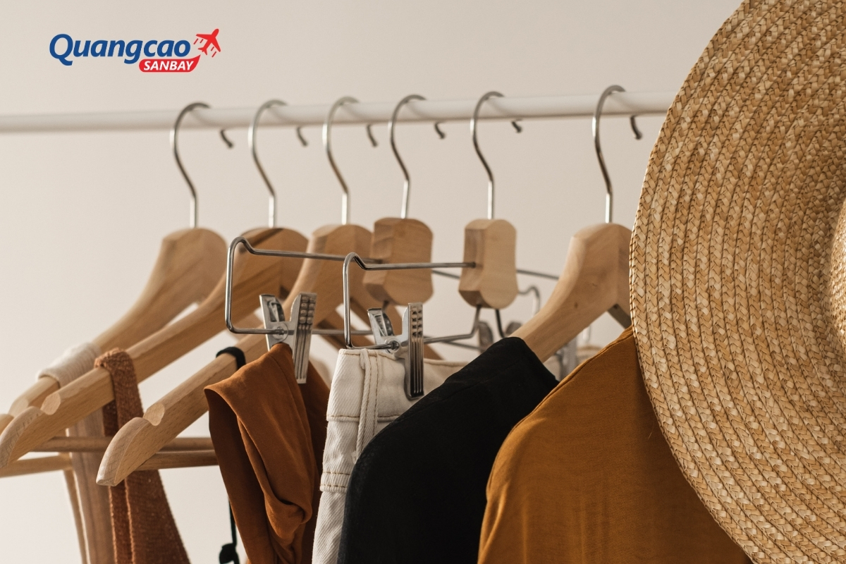 Giải đáp các câu hỏi thường gặp khi mang móc quần áo lên máy bay