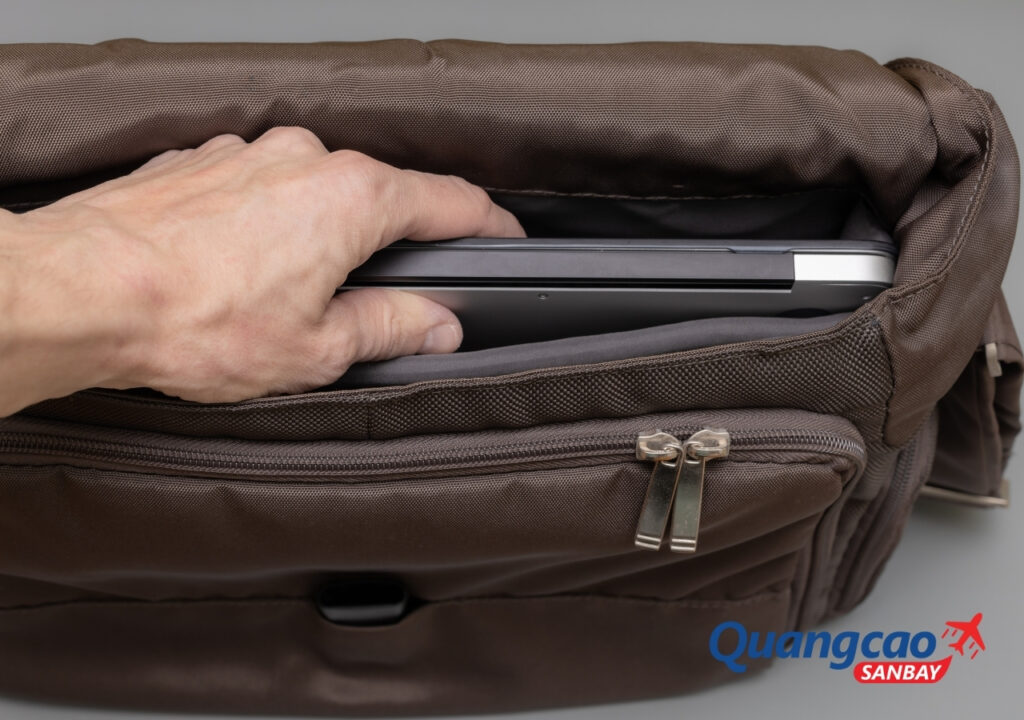 Hành khách cần lấy laptop ra ngoài khi qua cổng an ninh soi chiếu