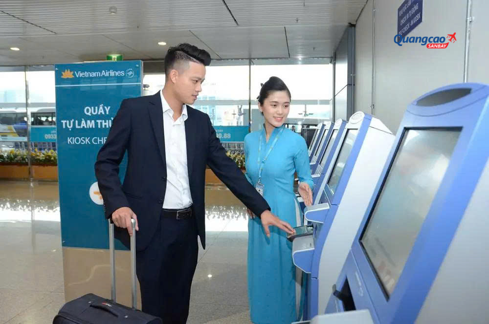 Hành khách được hỗ trợ làm thủ tục nhanh chóng bằng máy kiosk tự động