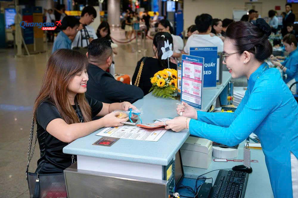 Hành khách làm thủ tục check-in tại quầy để nhận thẻ lên máy bay