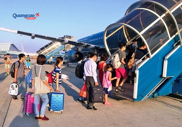 Hành khách xếp hàng lên máy bay và tìm đúng vị trí chỗ ngồi