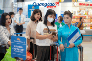 Chuẩn bị sẵn thẻ lên máy bay và giấy tờ tùy thân hợp lệ để xuất trình nhanh khi được gọi