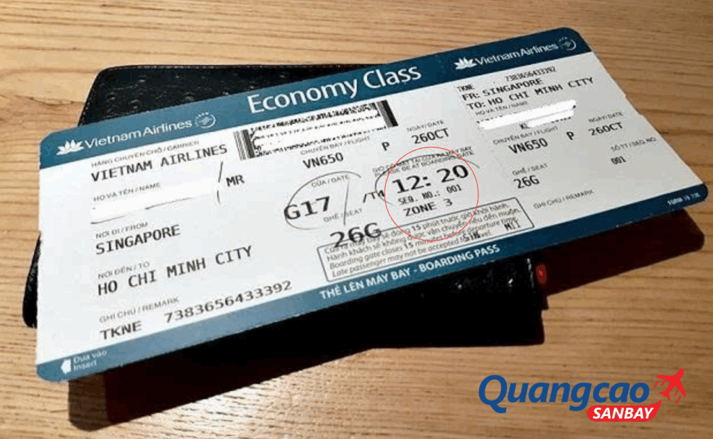 Hành khách xem thông tin nhóm 3 trên vé máy bay hoặc hỏi nhân viên tại quầy check-in