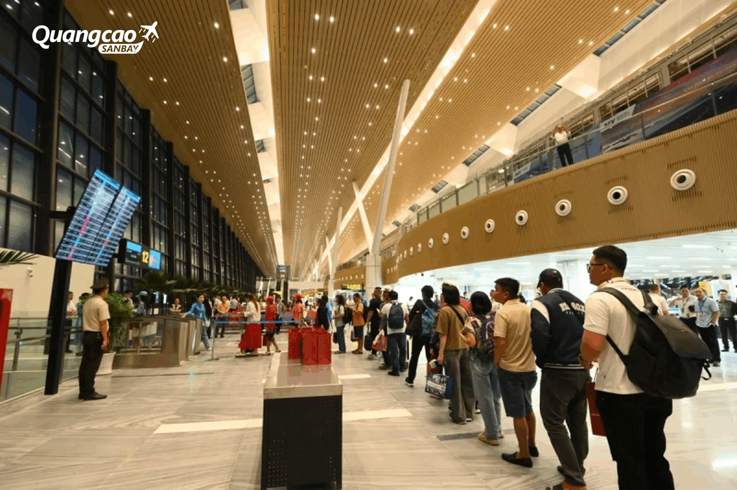 Hành khách xếp hàng di chuyển lên máy bay