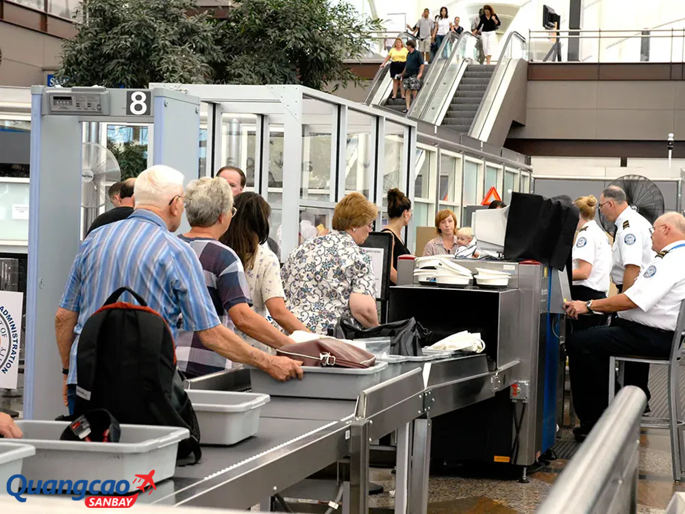 Hành khách cần đi qua khu vực kiểm tra an ninh sân bay để nhân viên an ninh soi chiếu hành lý