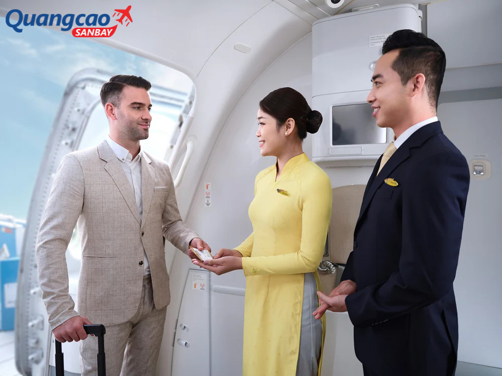 Khi có thông báo di chuyển lên máy bay, Quý khách xuất trình vé cho nhân viên để được hỗ trợ