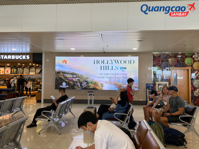 Hành khách ngồi chờ tại khu vực trước cửa ra máy bay (boarding gate)