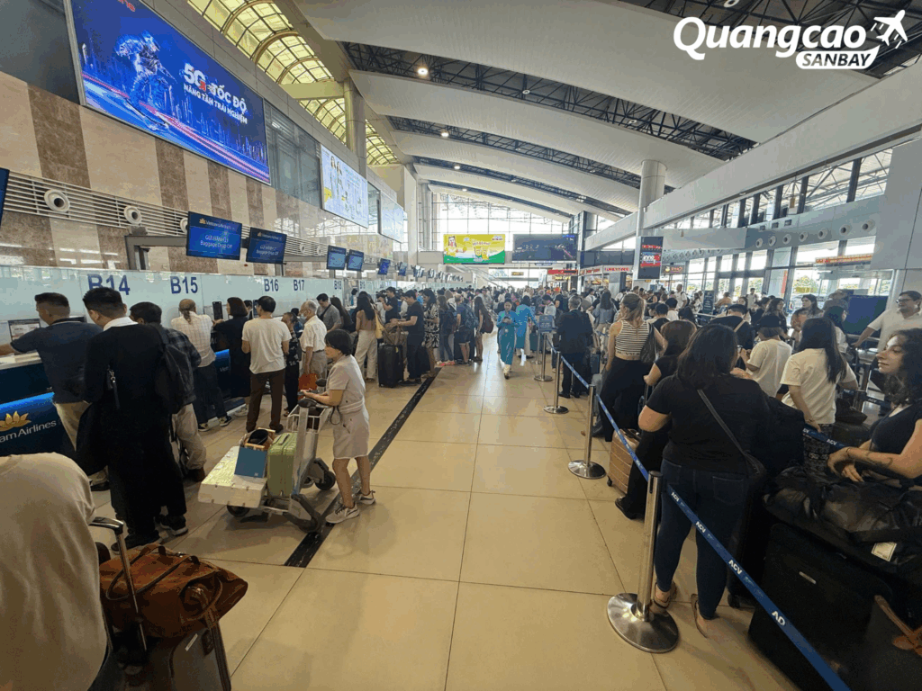 Hành khách tại nhà ga T1, Cảng hàng không quốc tế Nội Bài.