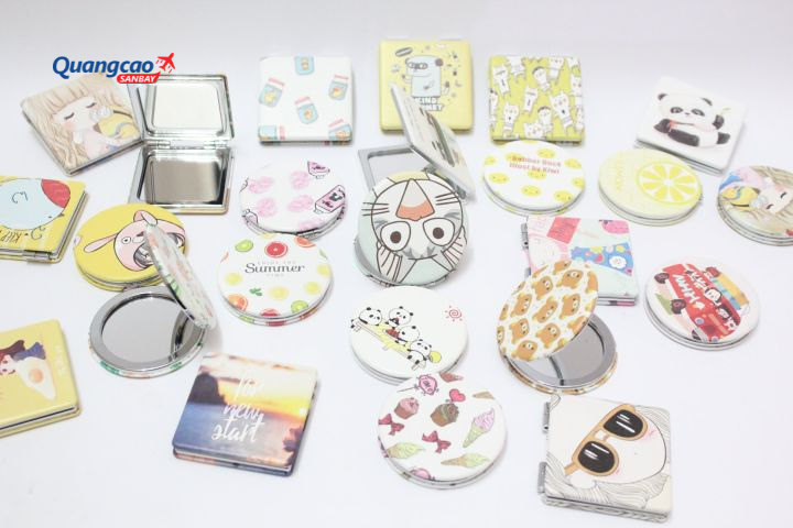 Gương trang điểm nhỏ gọn, phù hợp mang lên máy bay trong hành lý xách tay