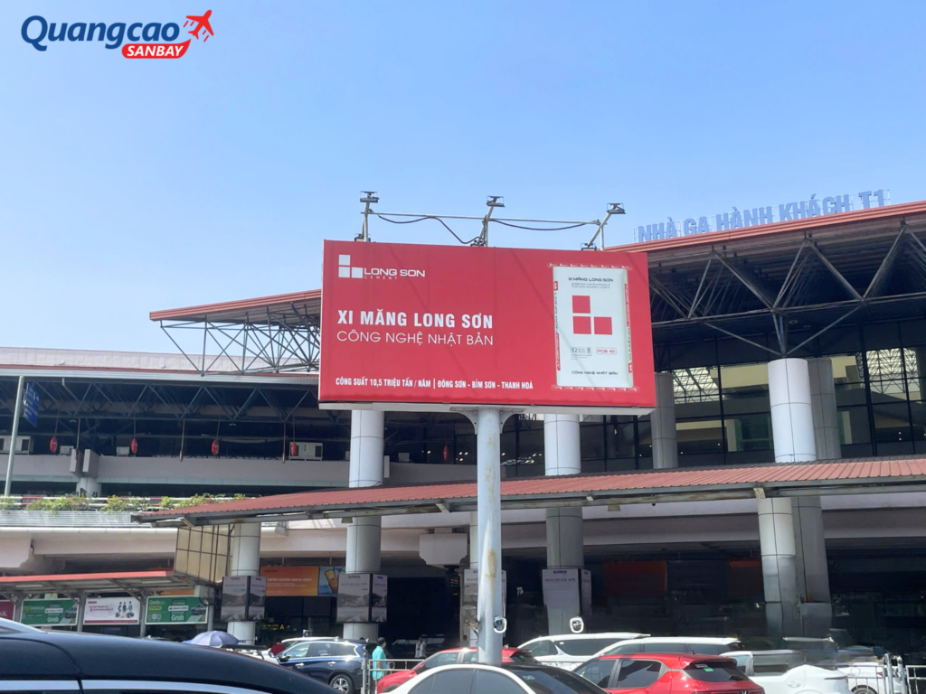 Khu vực lối ra vào sân đỗ ô tô - sân bay Nội Bài