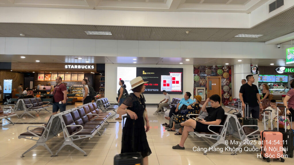 Xi măng Long Sơn quảng cáo màn hình LED trong phòng chờ - Sân bay Nội Bài