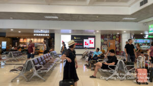 Xi măng Long Sơn quảng cáo màn hình LED trong phòng chờ - Sân bay Nội Bài