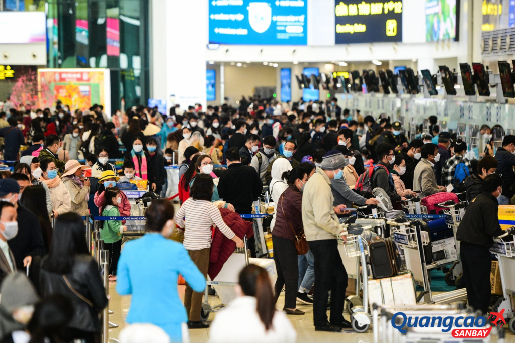Lưu lượng hành khách bùng nổ tại Nội Bài dịp Tết 2026