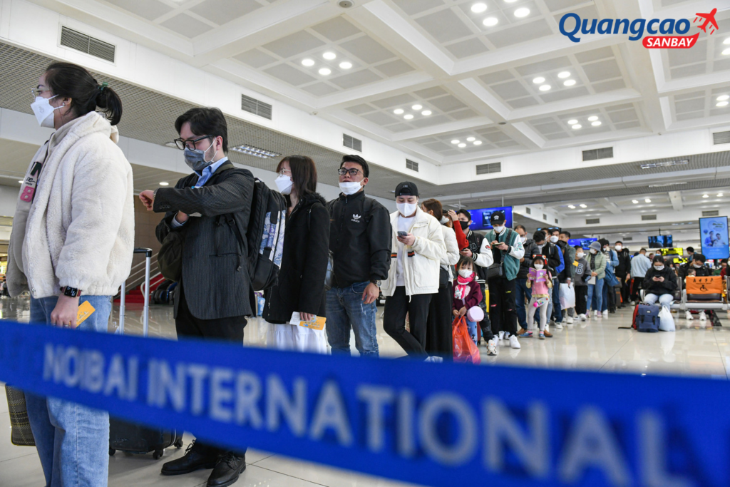 Cảng Hàng không Nội Bài những ngày này phải tăng cường thêm 20% nhân viên trực để kịp thời phục vụ tốt cho hành khách về quê đón Tết