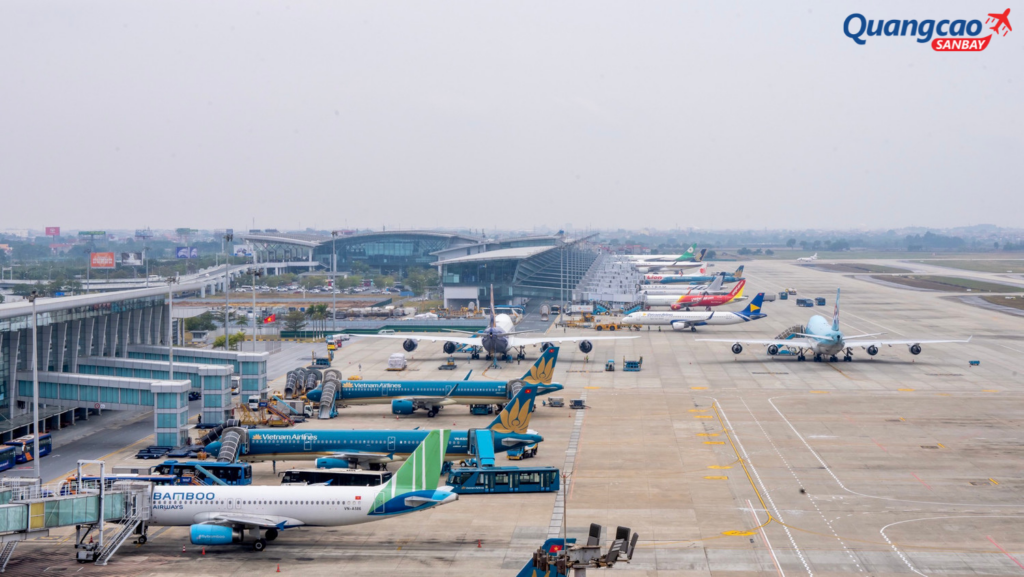 Các hãng hàng không ra vào nhộn nhịp tại sân bay Nội Bài phục vụ nhu cầu đi lại của khách nội địa và quốc tế dịp Tết Bính Ngọ 2026