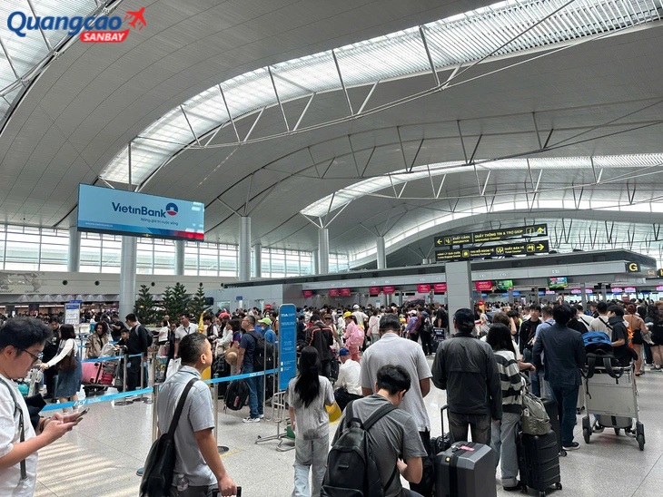 Sự nhộn nhịp tại các quầy check-in và khu vực xuất nhập cảnh