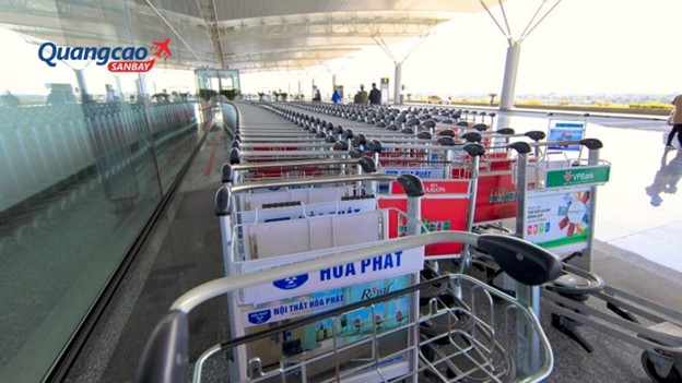 Quảng cáo sân bay cho căn hộ cao cấp trên xe đẩy hành lý
