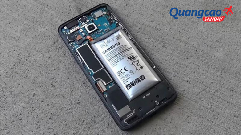 Pin điện thoại bị phồng, rò rỉ dung dịch có nguy cơ cháy nổ và không được phép mang lên máy bay.