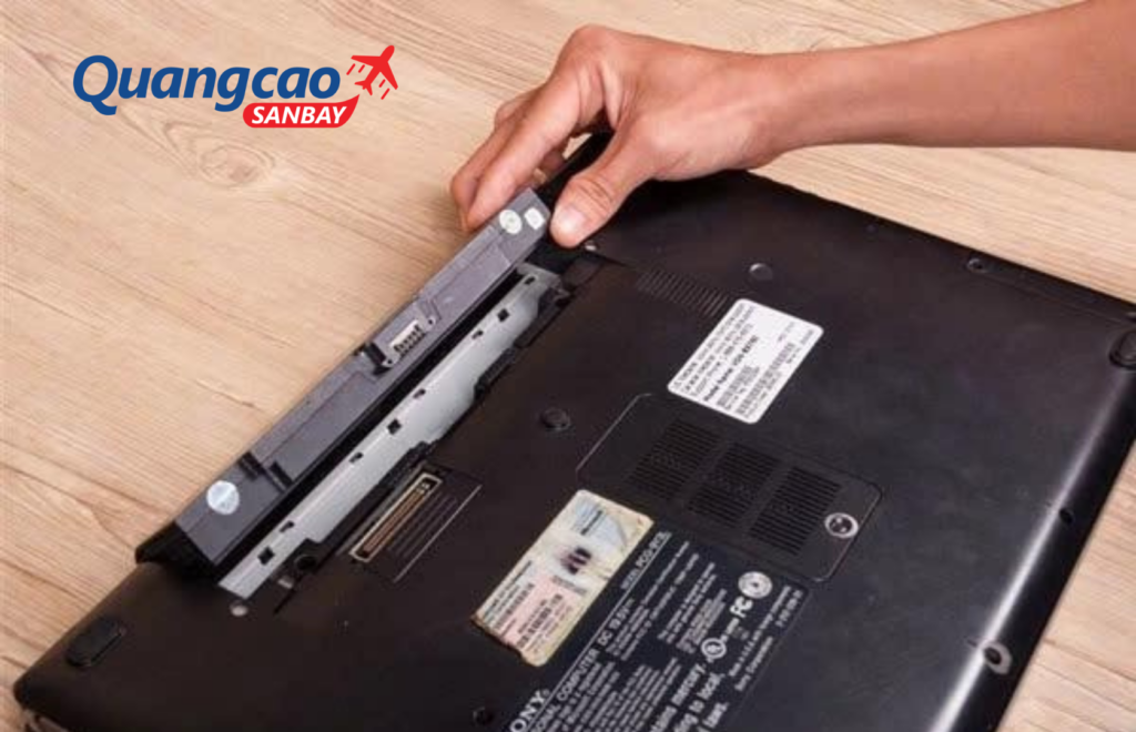 Không được để pin trong hành lý ký gửi khi bay.