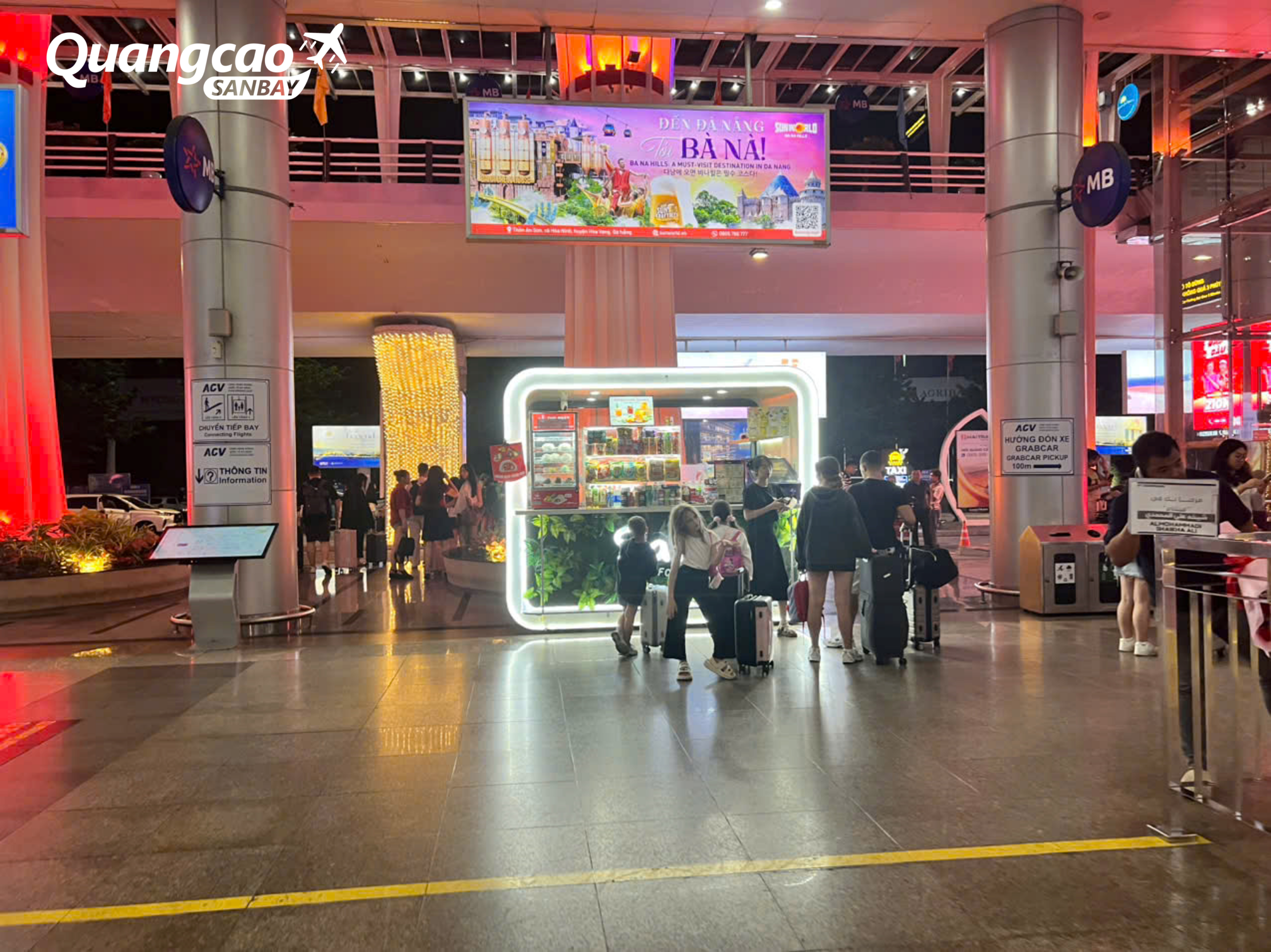 Pano quảng cáo tại khu vực chờ xe, bên ngoài nhà ga