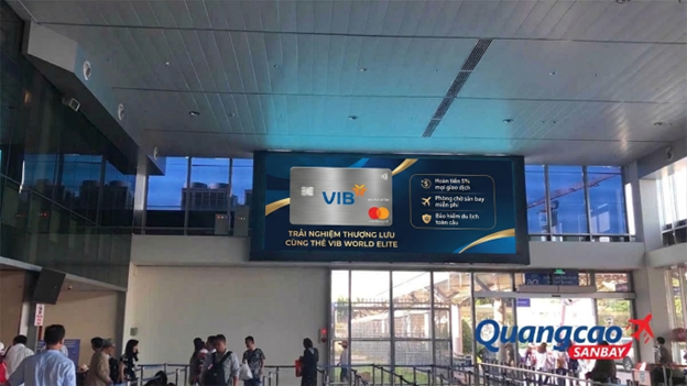 Quảng cáo sân bay cho thẻ tín dụng trên màn hình LED